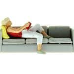 HO Lesende auf Sofa