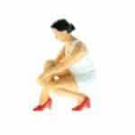 HO Frau Schuhe anziehend