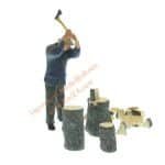 LGB Bauer, Holz hackend